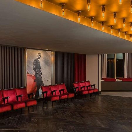 Radisson Red Hotel London Heathrow Dalaman gambar