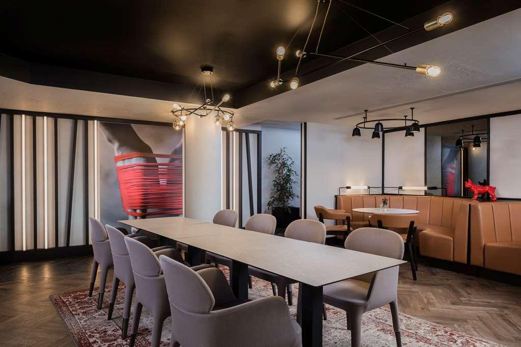 Radisson Red Hotel London Heathrow Restoran gambar