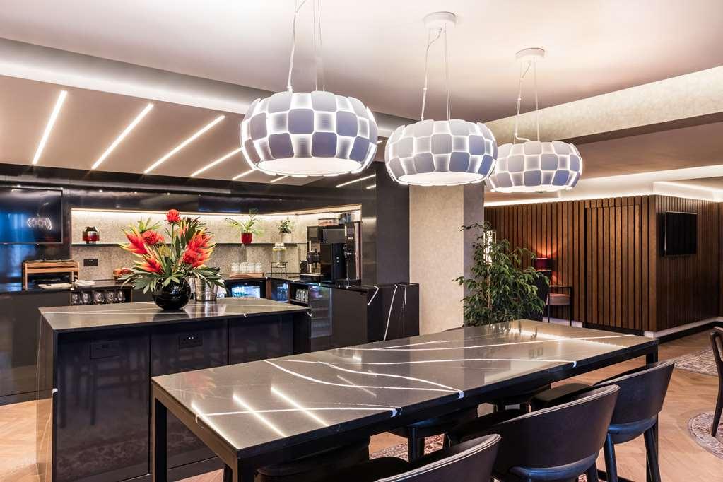 Radisson Red Hotel London Heathrow Restoran gambar