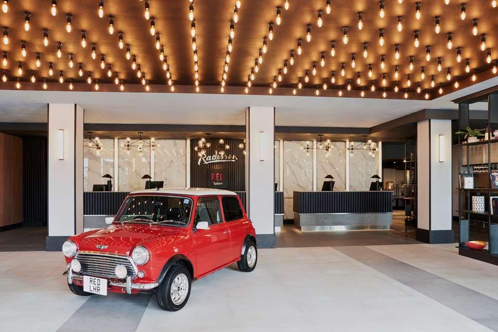 Radisson Red Hotel London Heathrow Dalaman gambar