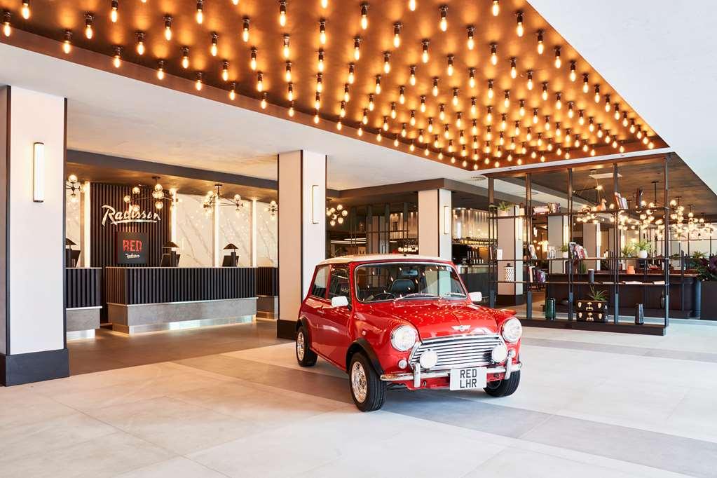 Radisson Red Hotel London Heathrow Dalaman gambar