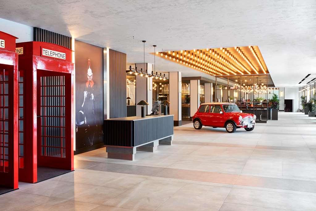 Radisson Red Hotel London Heathrow Dalaman gambar