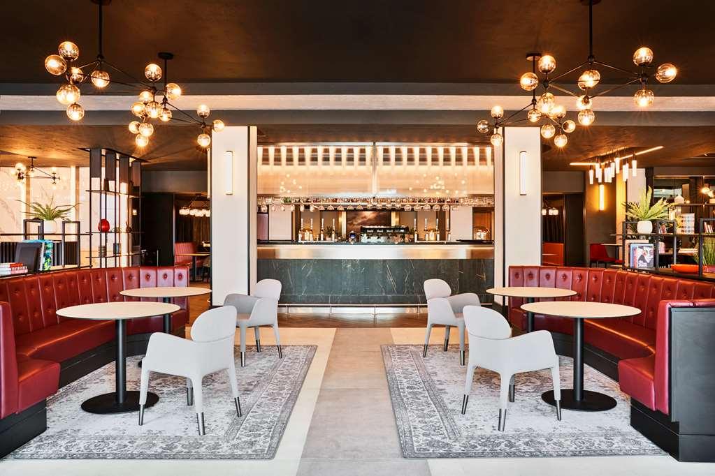 Radisson Red Hotel London Heathrow Restoran gambar