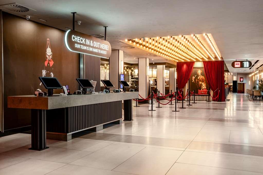 Radisson Red Hotel London Heathrow Dalaman gambar