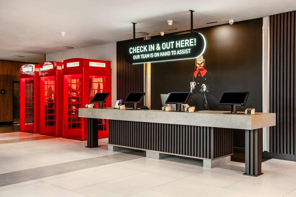 Radisson Red Hotel London Heathrow Dalaman gambar